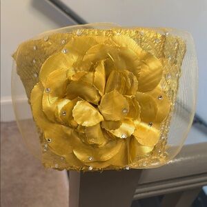 Elegant Gold Floral Hair Accessory